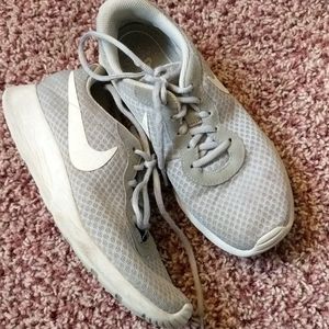 Nike Grey Size 7.5 Used Sneakers